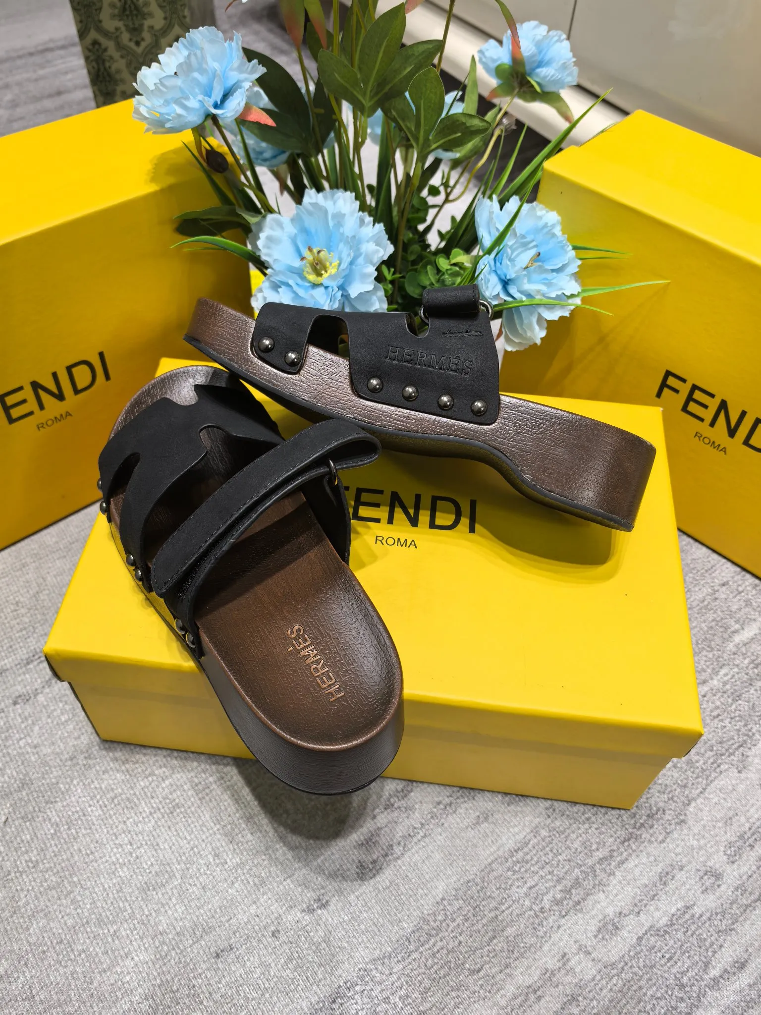 👟👟Ex-factory price 480👟👟Hermes second uncle clog slippers, original development + British retro design, classic and durable! The ultimate 1:1 body shape, imported high-end fabrics showing exquisite texture! Customized A-grade wood sole with mold opening and luxurious packaging! - Unique quality, 35-40 41 42 customized, non-refundable and non-exchangeable